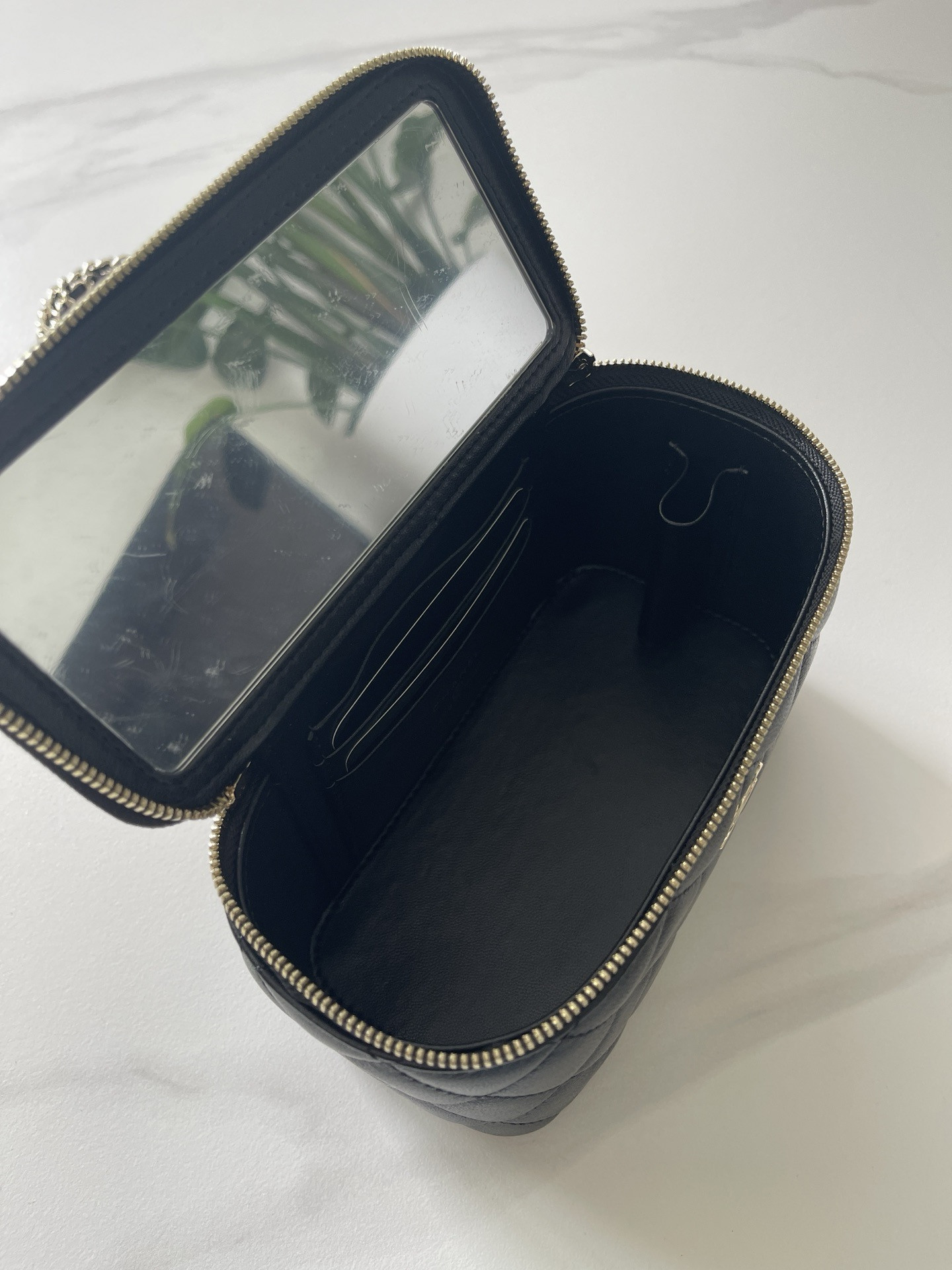 Ch*el with chain 16x9.5x8cm