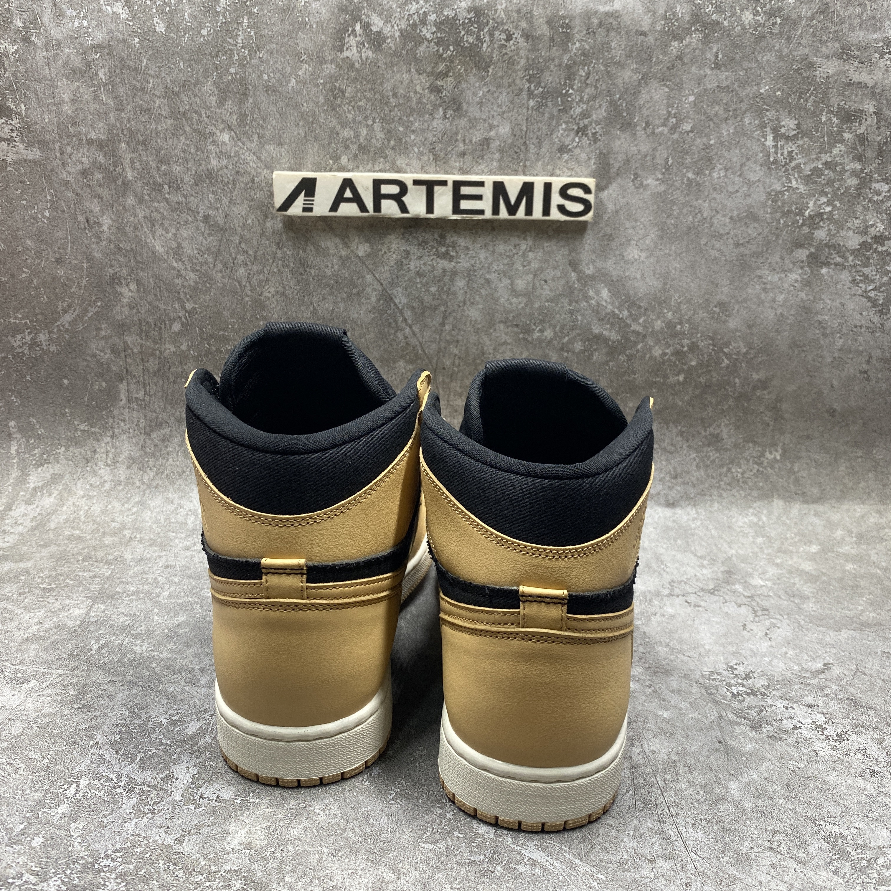 Air Jordan 1 Retro High OG Heirloom