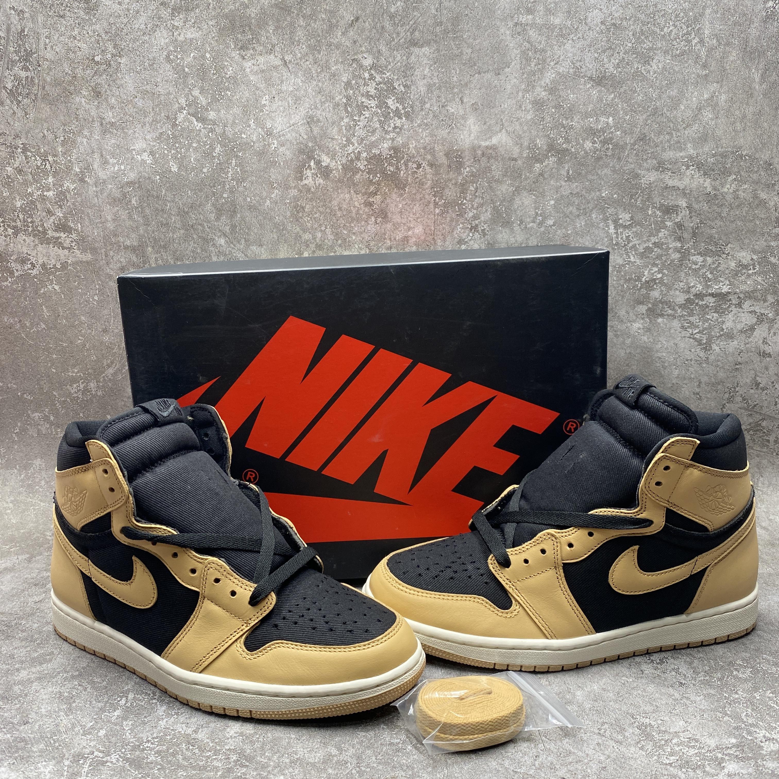 Air Jordan 1 Retro High OG Heirloom