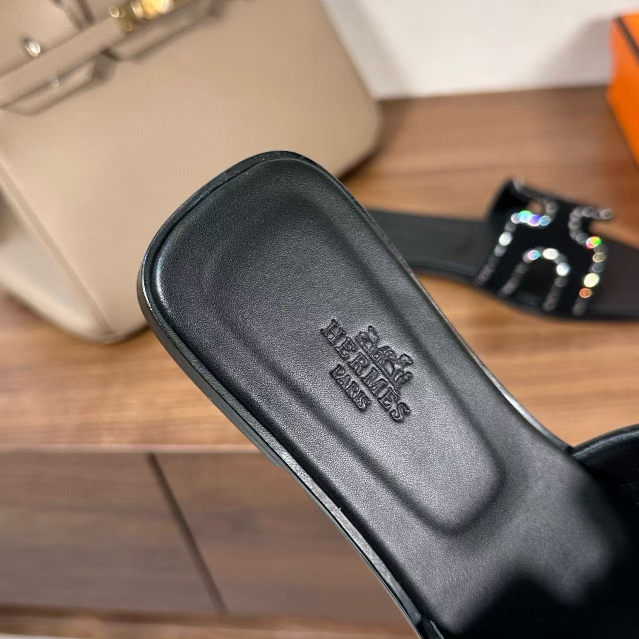 ua H**me5 oran sandal