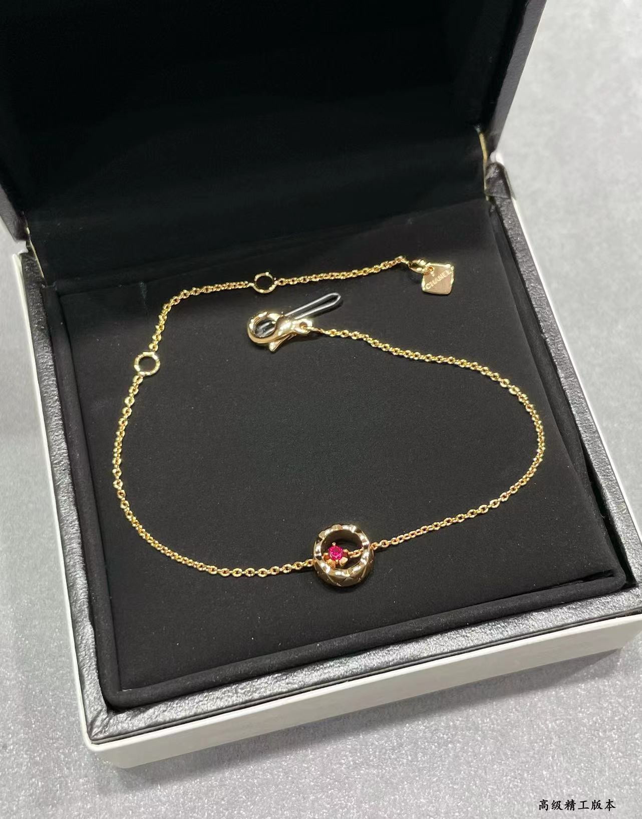 ch*el carved Di*m*nd-shaped gold bead bracelet