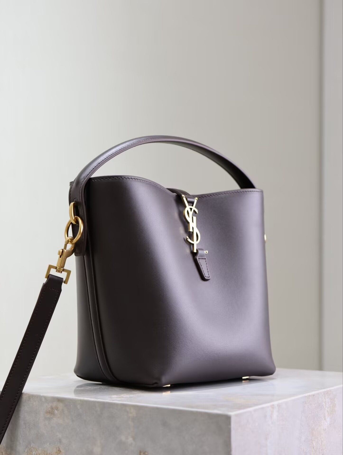 Y*L le 37 in shiny leather 17x20x13cm