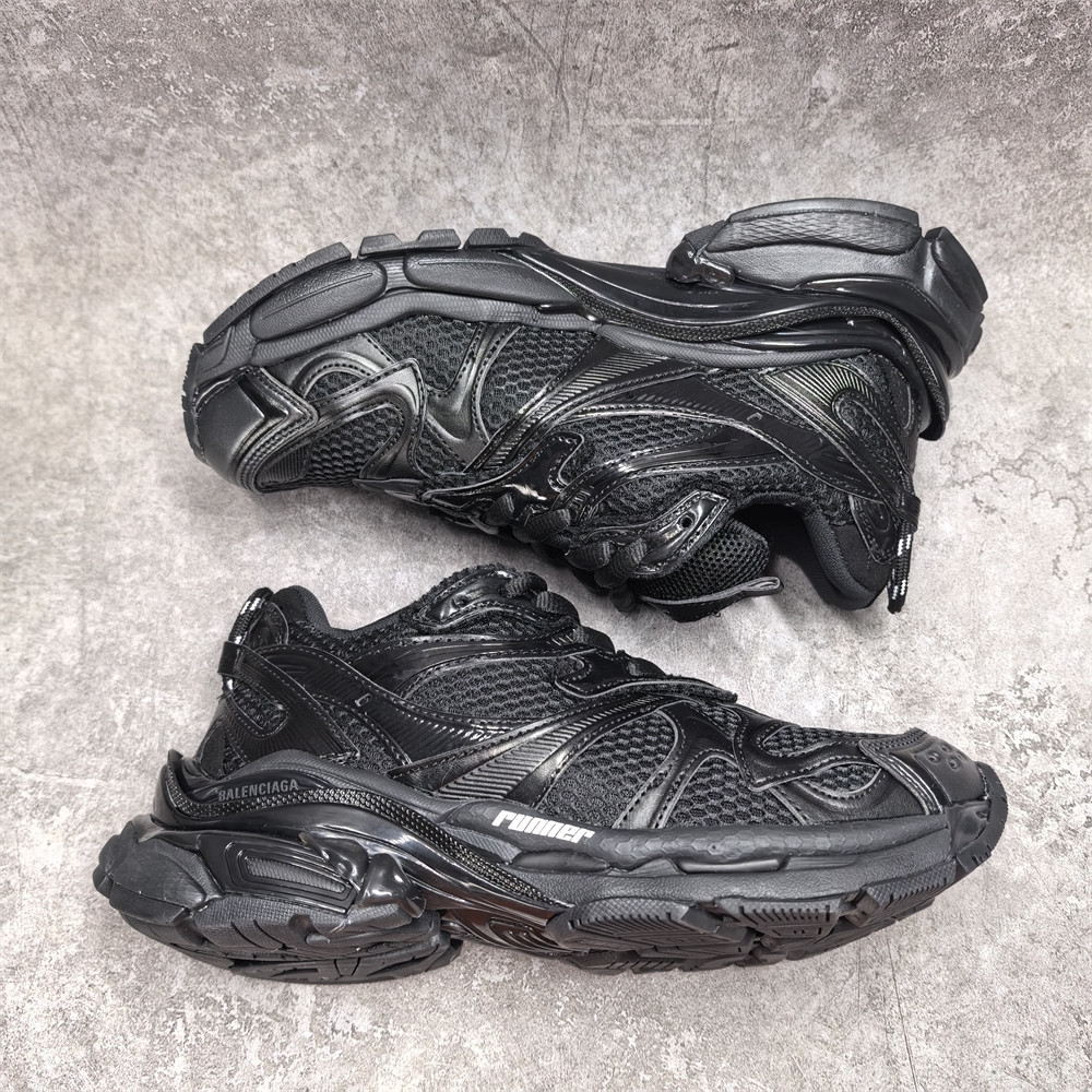 ua Ba*len*cia*ga runner sneaker