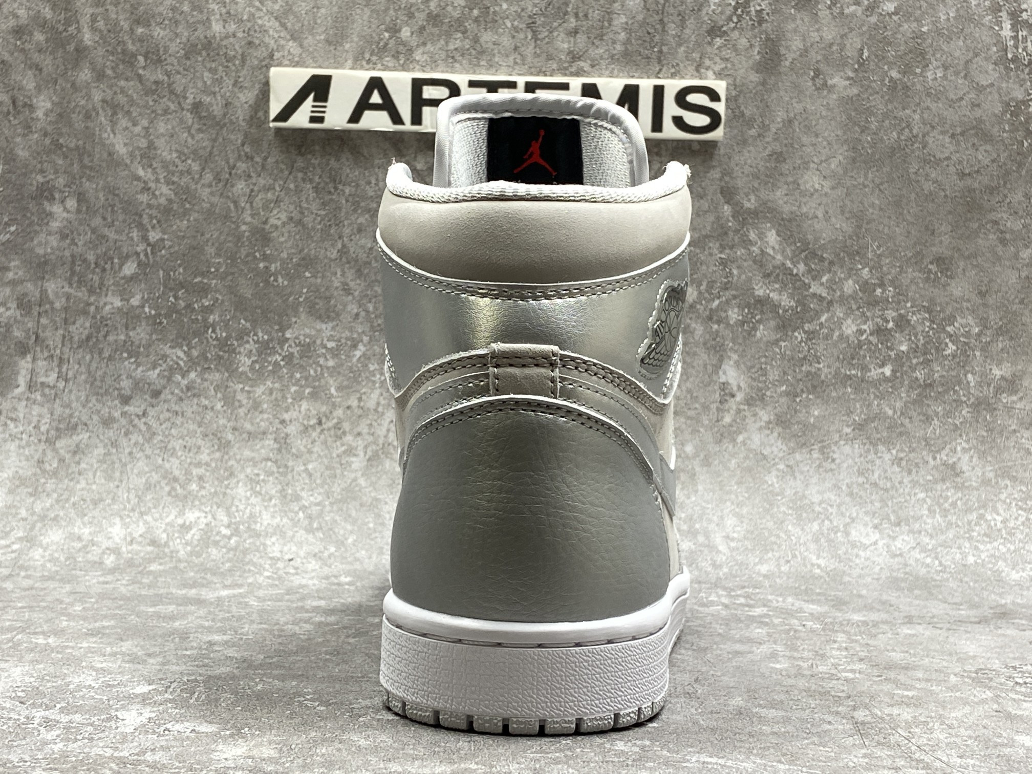 Air Jordan 1 Retro High Silver Anniversary