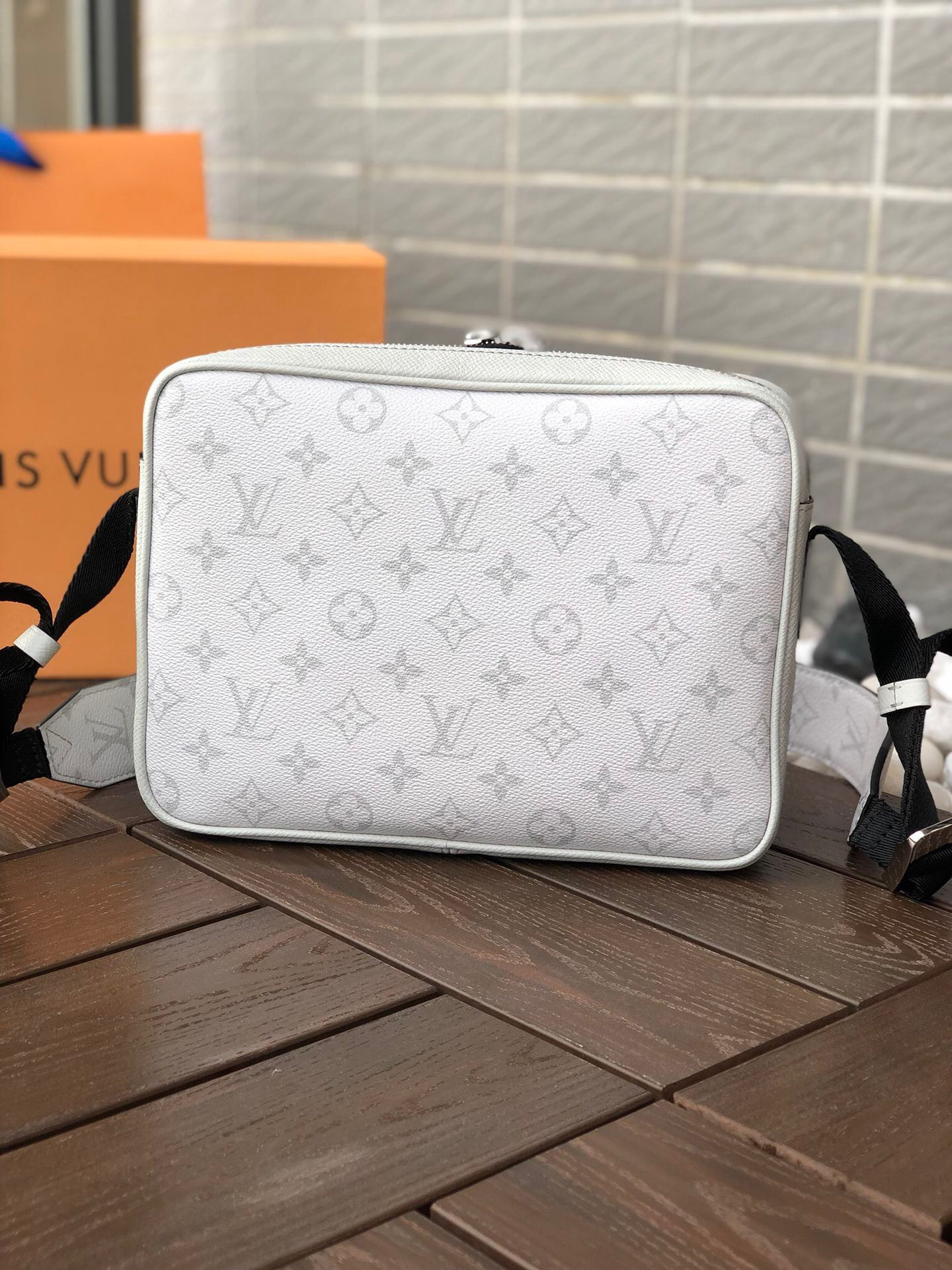 LV OUTDOOR MESSENGER M30243