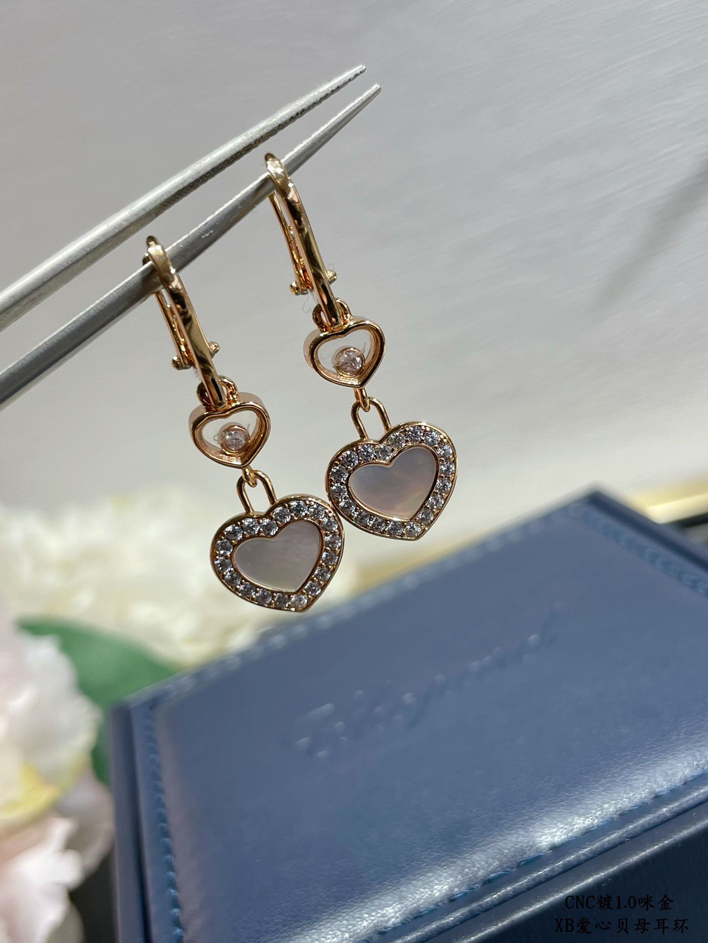 chopard heart-shaped edge Di*m*nd mother-of-pearl earrings