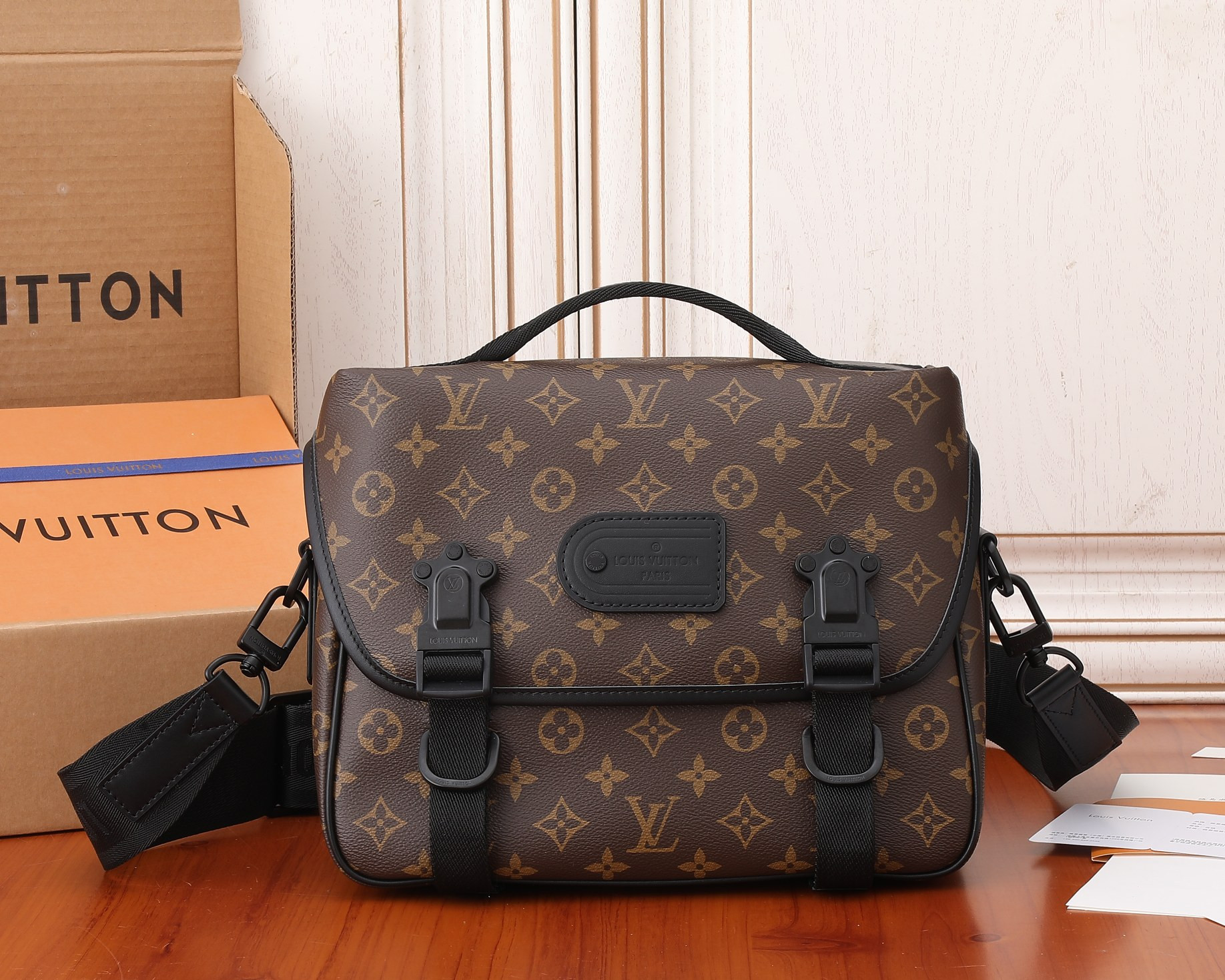 LV M46972 Trail Messenger 31 x 22 x11CM