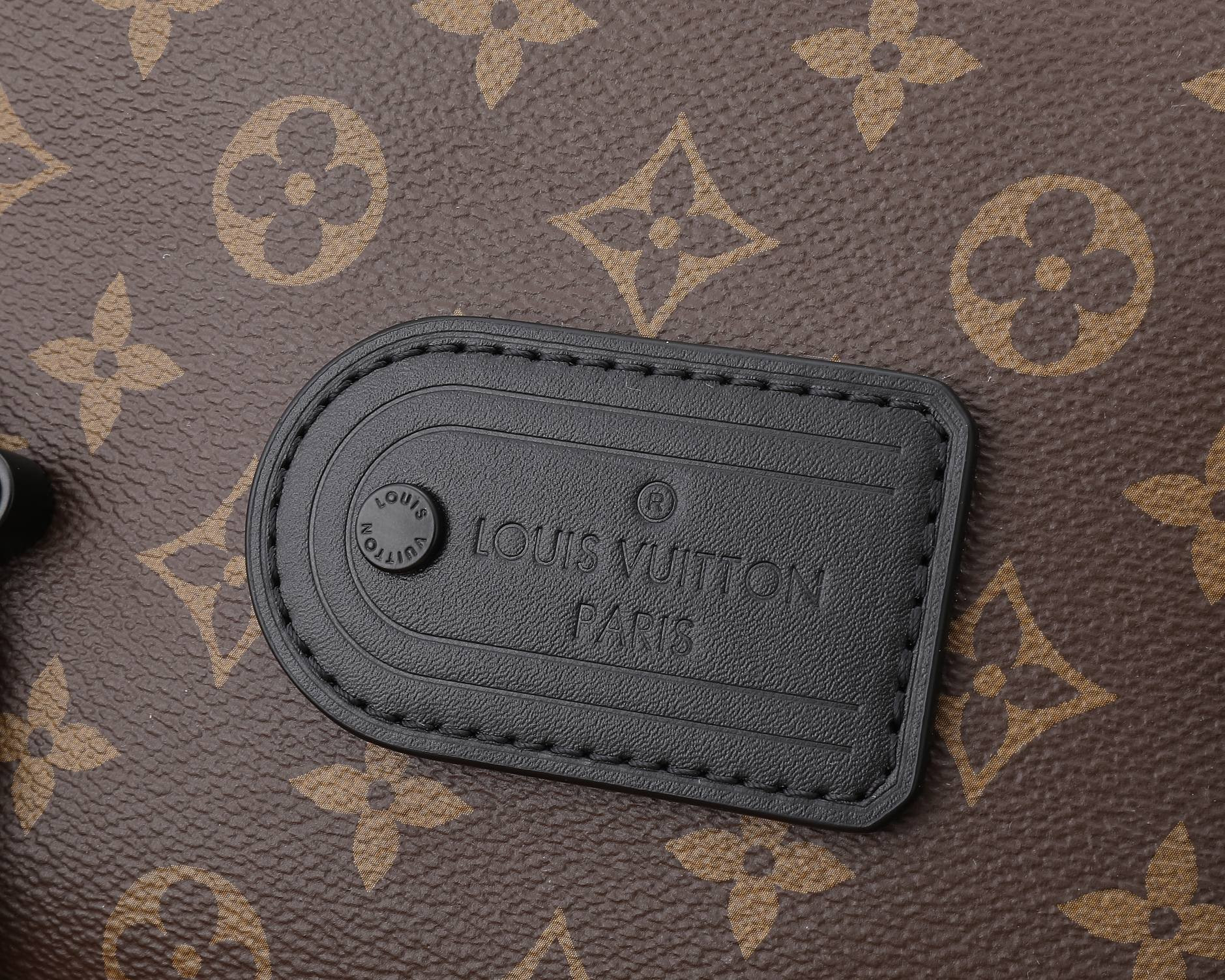 LV M46972 Trail Messenger 31 x 22 x11CM