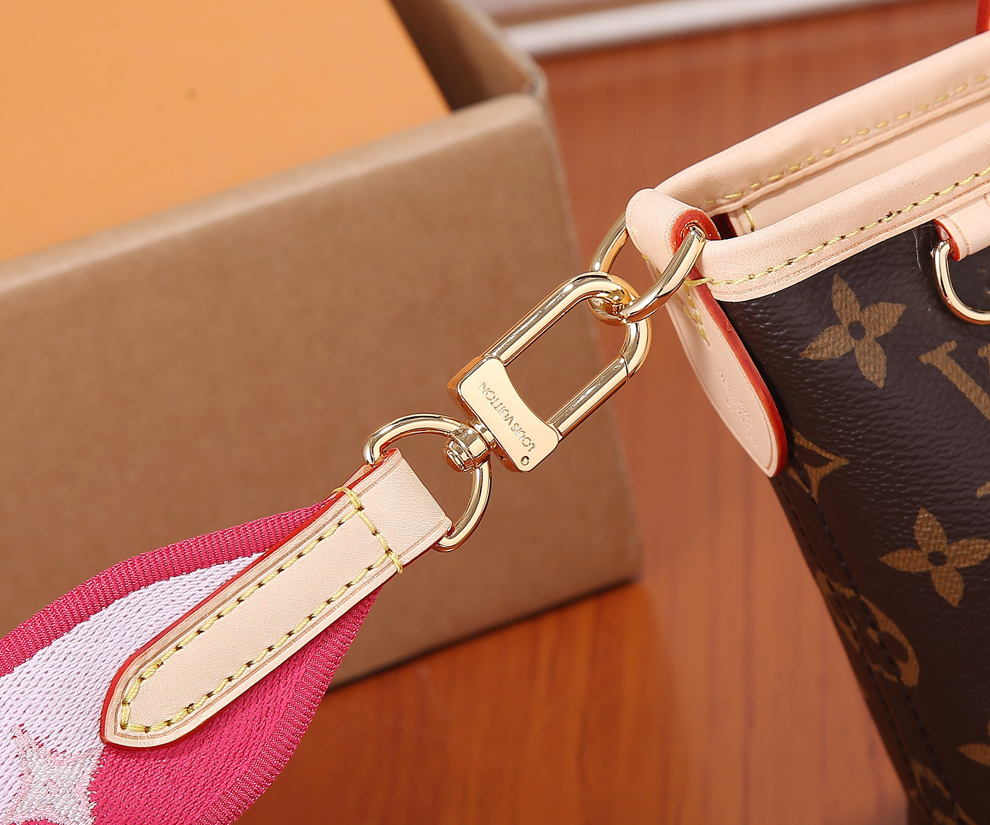 LV M46786 Neverfull BB 24 x 14 x 9 cm