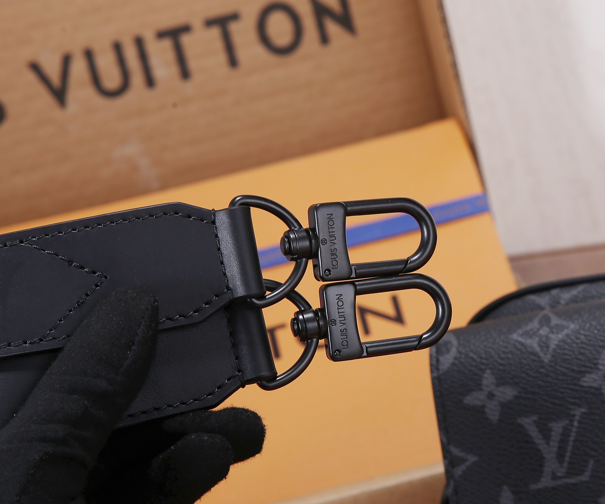 LV M4679 Steamer Messenger 24 x 17 x 5 CM