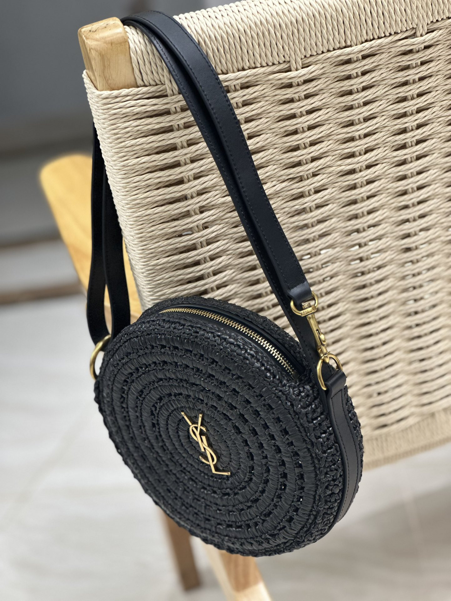 Y*L round bag in raffia and vegetable-tanned leather color black