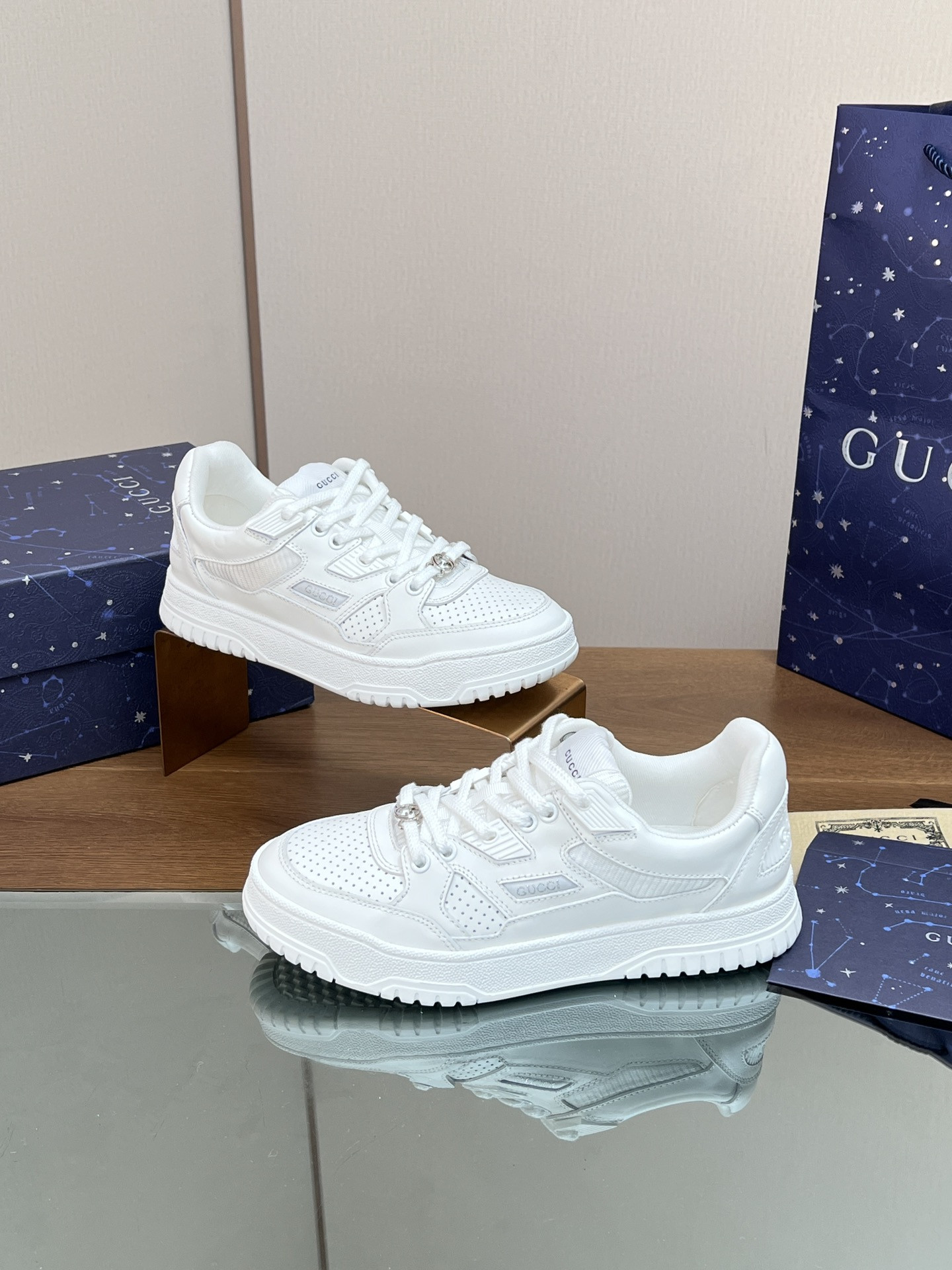 ua G*u*i low-top sneaker