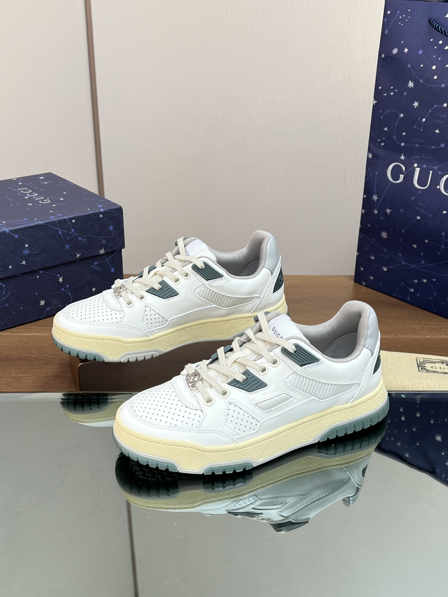 ua G*u*i low-top sneaker