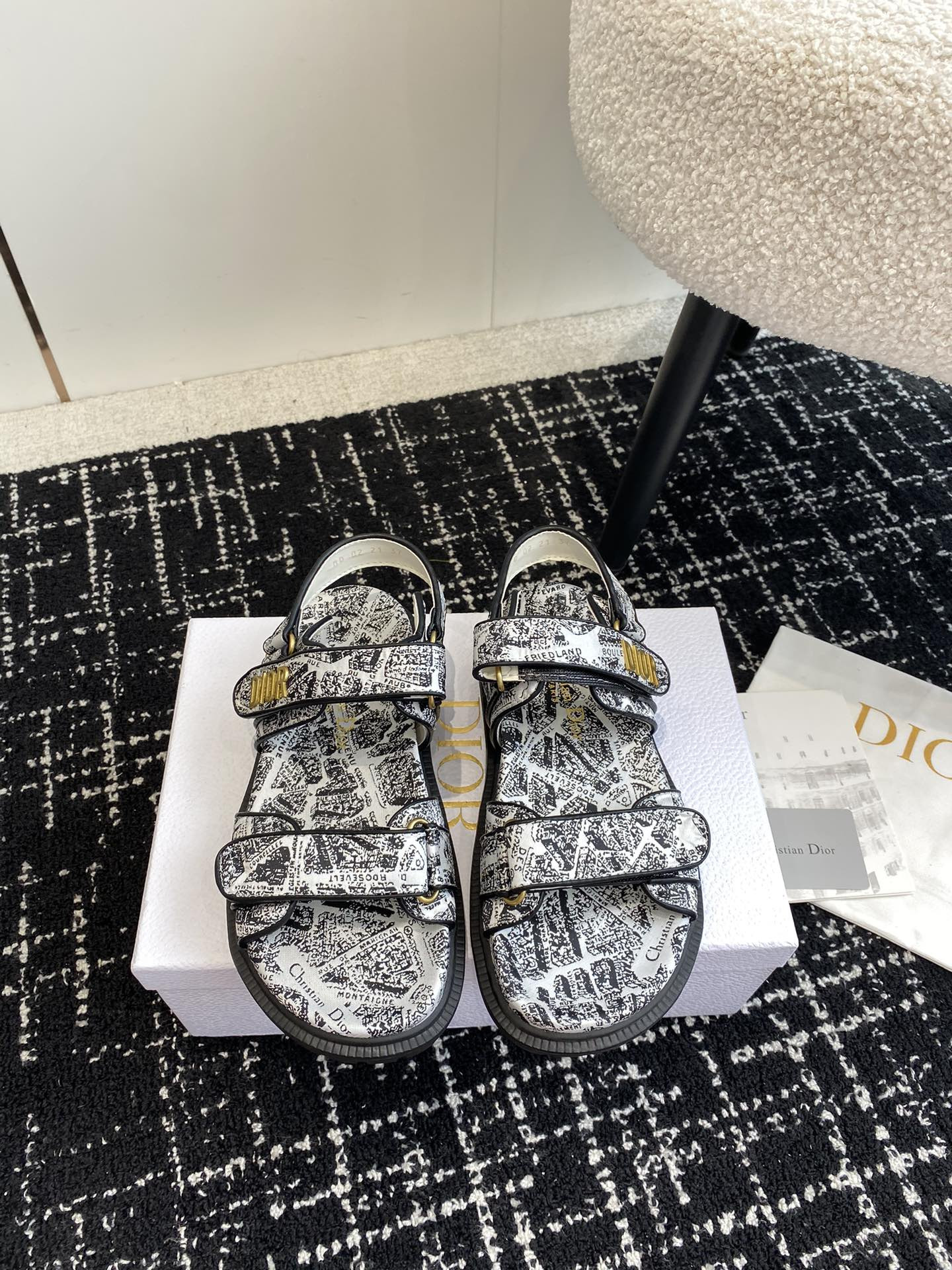 ua D*oract sandal