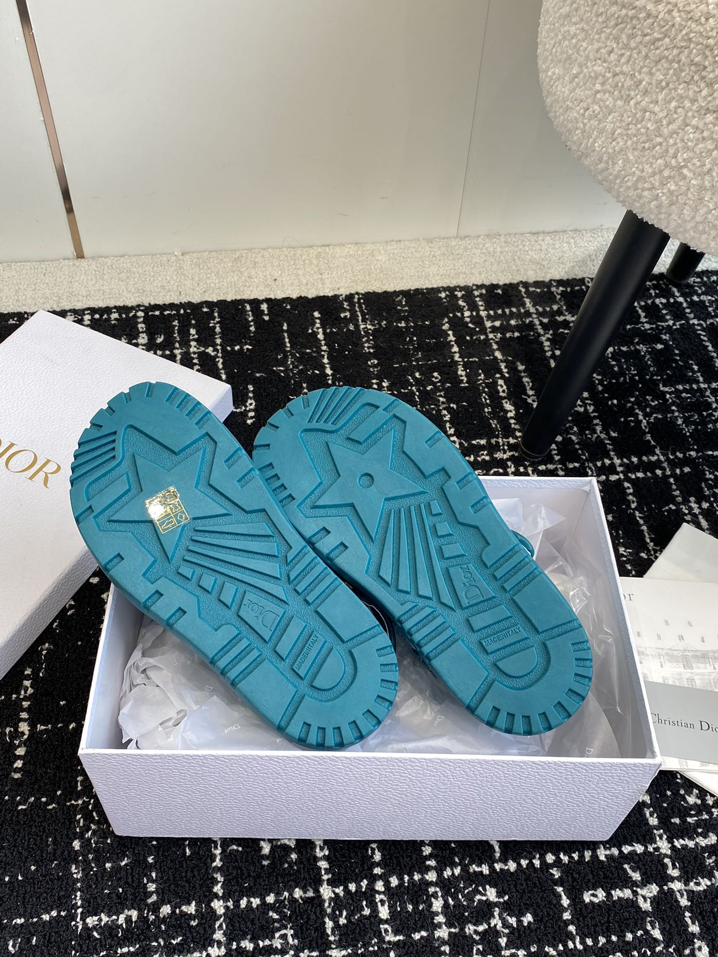 ua D*oract sandal