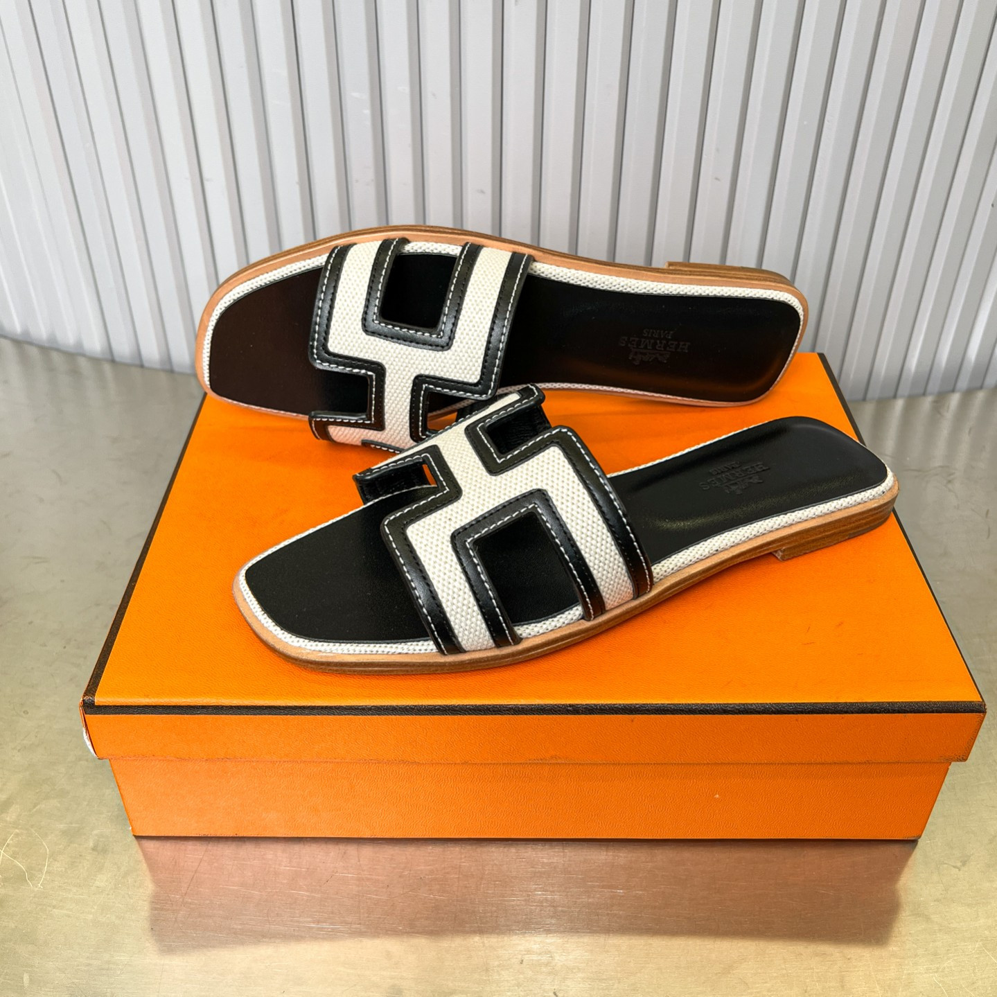 ua H**me5 oran sandal