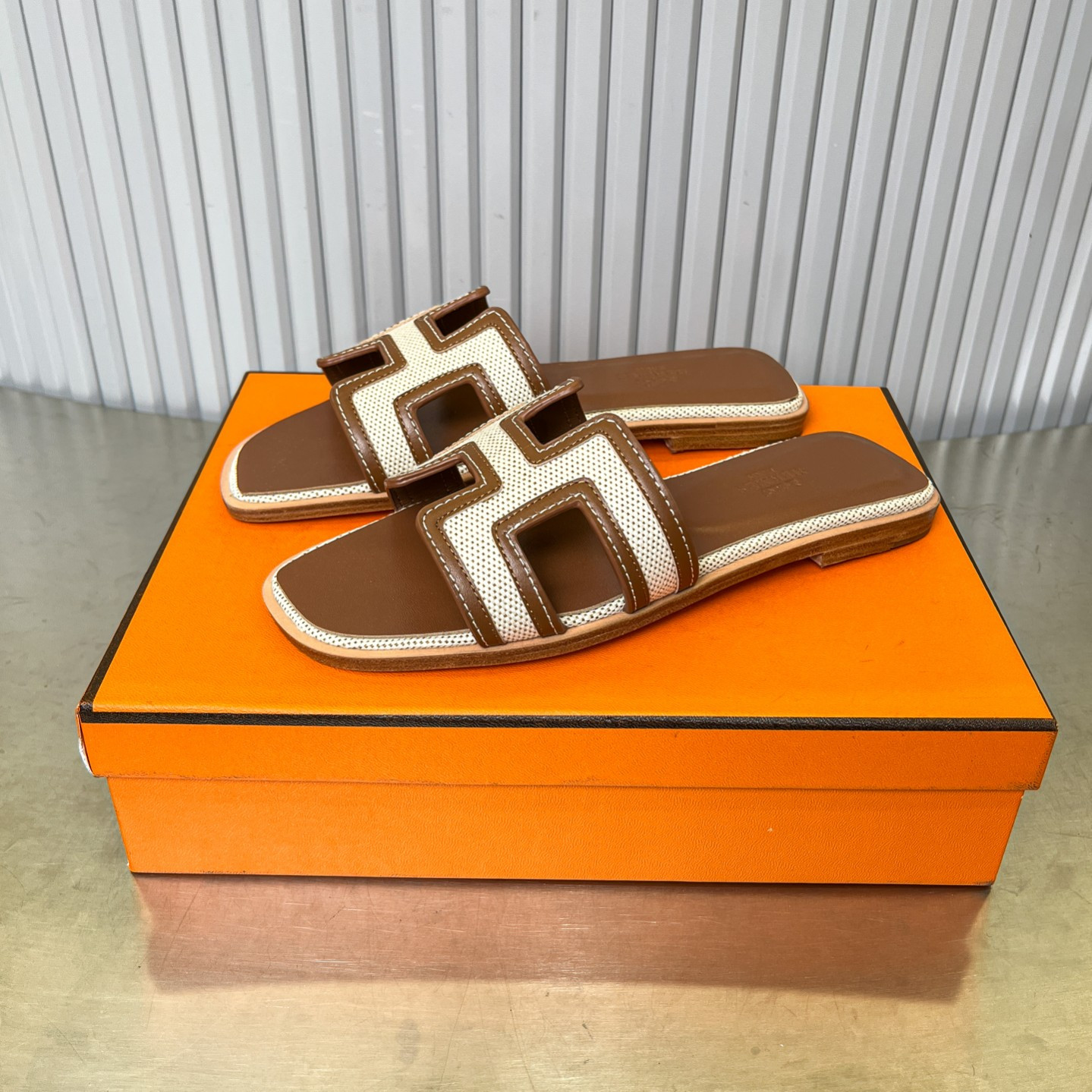 ua H**me5 oran sandal