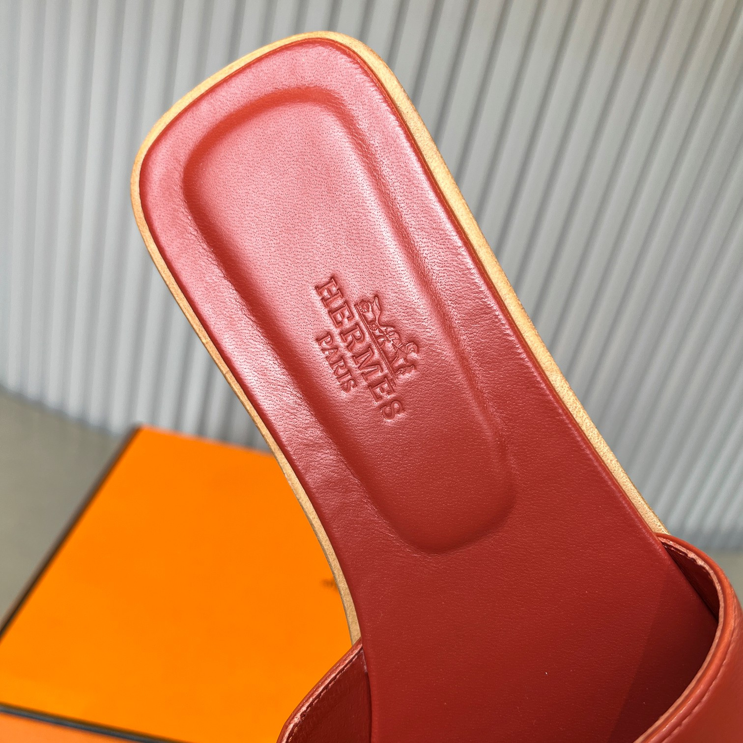 ua H**me5 oran sandal