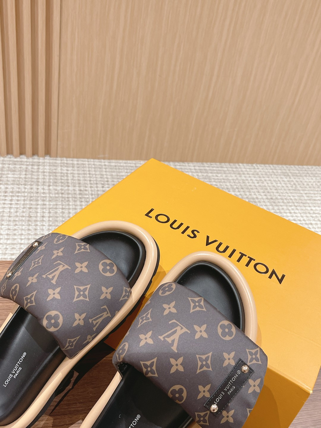 UA LV Pool Pillow Flat Comfort Mule