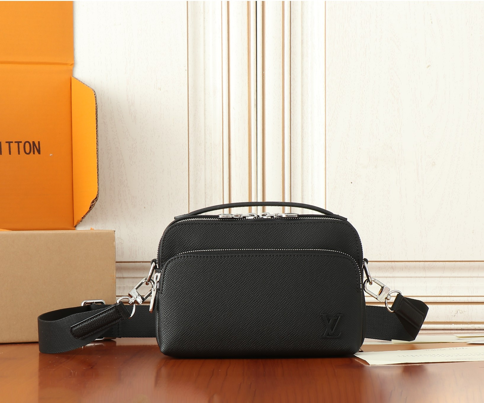 LV District  M11657 22.5x15.5x7.5CM