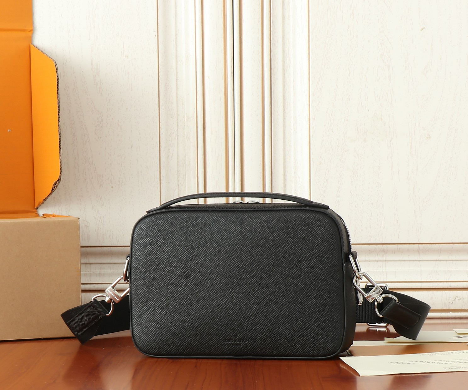 LV District  M11657 22.5x15.5x7.5CM