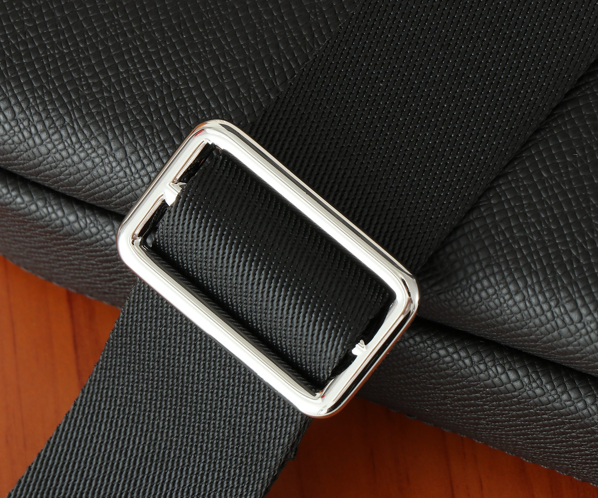 LV District  M11657 22.5x15.5x7.5CM