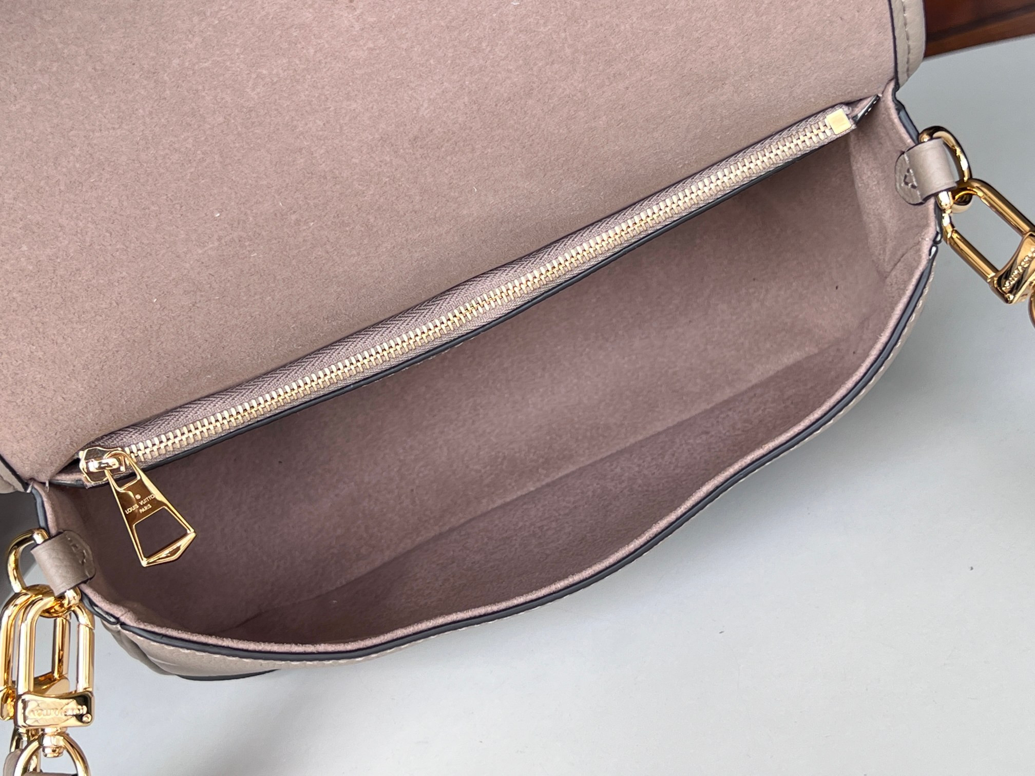 LV Diane M46583 23x16x8.5CM