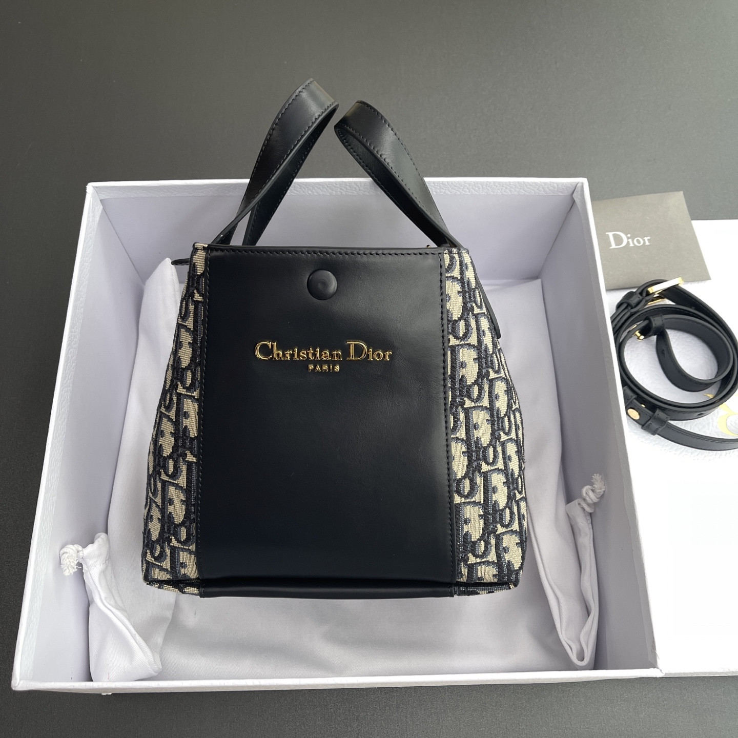 D*or small signature bucket bag 21x19x11cm