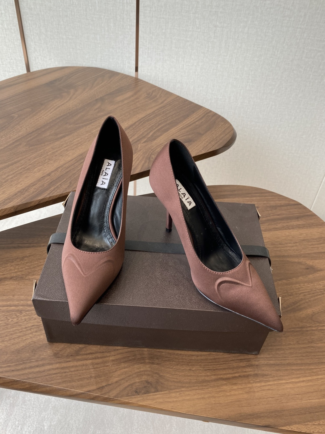 UA Alaia Pointy-Toe Pumps 9cm Heel(Customized Size 7-10 days production time)