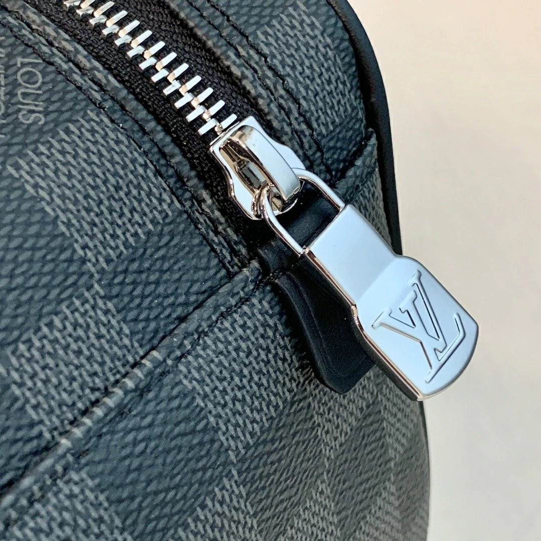 LV TOILETRY POUCH N47625